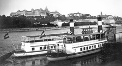 Magyarország, Budapest, Panoráma a Királyi Palotával a pesti oldalról a Vigadó tér környékéről., 1934, Ted Grauthoff, hajó, zászló, látkép, gőzhajó, sétahajó, LII hajó, Szentendre/LV hajó, Fortepan #39249