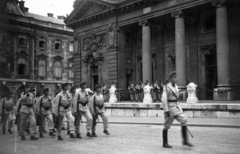 Hungary, Budapest I., Hunyadi udvar. Őrségváltás a főőrségi épület előtt., 1936, Ted Grauthoff, military, soldier, guard, Budapest, Fortepan #39251