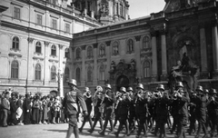 Hungary, Budapest I., a Királyi Palota (később Budavári Palota) Hunyadi udvara, Mátyás király kút., 1936, Ted Grauthoff, fountain, musical instrument, trumpet, military, military band, horn, clarinet, Budapest, Fortepan #39252