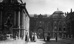 Hungary, Budapest I., a Királyi Palota (később Budavári Palota) Hunyadi udvara. Balról a Mátyás király kút, az Oroszlános Kapu és a főőrség épülete., 1936, Ted Grauthoff, fountain, gate, military, guard, crown guards, Budapest, Fortepan #39253