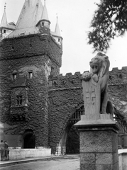 Hungary, Budapest XIV., Vajdahunyad sétány, híd a várkapu előtt., 1936, Ted Grauthoff, gate, sculpture, tower, double crest, stone lion, Budapest, Fortepan #39260