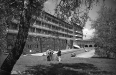 Magyarország, Galyatető, Mátraszentimre, Nagyszálló., 1955, Pesti Brúnó, szabadidő, park, szálloda, üdülőhely, üdülés, Puskás Károly-terv, Uray György-terv, nők, férfiak, fa, Fortepan #39313