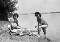 Magyarország,Szentendrei-sziget, Duna-part Surány fölött., 1957, Ongrádi Melinda, fürdőruha, mosoly, nők, strandcikkek, vízpart, Fortepan #39356