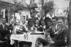 1920, Ongrádi Melinda, fashion, free time, hat, light, yard, tableau, men, drinking, beer, straw hat, glass, Fortepan #39371