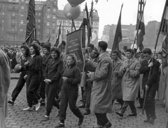 Magyarország, Budapest VIII., Baross tér. Háttérben balra a Park Szálló, mellette metróépítkezés. Május 1., 1959, Ongrádi Melinda, zászló, léggömb, május 1, sport mez, Budapest, Fortepan #39375