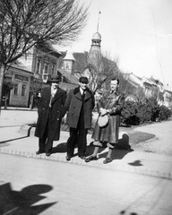 Románia,Erdély, Marosvásárhely, Rózsák tere (Piata Trandafirilor, ekkor Ferdinánd király tér, Piata Regele Ferdinand)., 1937, Tarbay Júlia, csoportkép, férfiak, utcakép, bricsesz, Fortepan #39404