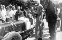 Románia,Erdély, Kolozsvár,Erdőfelek, gróf Festetics Ernő a feleki hegyiverseny egyik résztvevője, Maserati 8CM típusú versenyautója mellett áll., 1937, Tarbay Júlia, híres ember, férfiak, olasz gyártmány, autóverseny, sofőr, sokaság, versenyautó, automobil, Maserati-márka, Maserati 8CM, Fortepan #39414