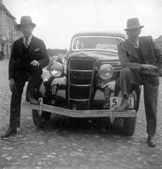 Románia,Erdély, Gyulafehérvár, Novák Ferenc tér (később Piata Iuliu Maniu). Dodge Touring Sedan típusú személygépkocsi., 1938, Tarbay Júlia, amerikai gyártmány, Dodge-márka, automobil, Dodge Touring Sedan, Fortepan #39424