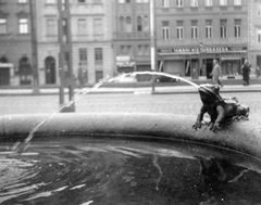 Hungary, Tabán, Budapest I., az Incselkedő gyermekek kútja (Lányi Dezső, 1929.) a mára megszűnt Görög utca és az Attila út (körút) találkozásánál. Háttérben a Döbrentei utca páros oldalának házai látszanak., 1936, Tarbay Júlia, fountain, pastry shop, frog, Budapest, Fortepan #39434