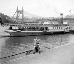 Hungary, Budapest V., Alsó rakpart a Belgrád (Ferenc József) rakpart alatt, Leányfalu gőzös, háttérben az Erzsébet híd., 1943, Tarbay Júlia, ship, steamboat, Kossuth/Leányfalu/Rigó/Ferenc Ferdinánd Főherceg ship, eclectic architecture, Budapest, suspension bridge, Duna-bridge, Antal Kherndl-design, Aurél Czekelius-design, Fortepan #39442