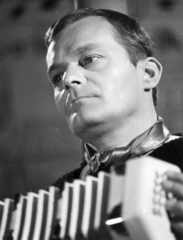 Magyarország, jelenet az MTV 1963. szilveszteri műsorában sugározott, Slágermúzeum című revüfilmből. Darvas Iván színművész., 1963, Hangosfilm, színházművészet, híres ember, tangóharmonika, színész, Fortepan #39464