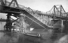 Ukraine, Halych, lerombolt híd a Dnyeszter folyón., 1916, Angyalföldi Helytörténeti Gyűjtemény, First World War, bridge, water surface, boat, wrecked bridge, shore, sapper, Fortepan #39477