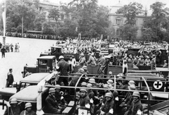 Magyarország, Budapest XIV.,Budapest VI., Hősök tere, légoltalmi egységek szemléje 1940. augusztus 18-án. Háttérben a Dózsa György út., 1940, Angyalföldi Helytörténeti Gyűjtemény, egészségügy, csoportkép, teherautó, Budapest, Fortepan #39483