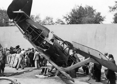 Magyarország, Városliget,Budapesti Nemzetközi Vásár, Budapest XIV., zsákmányolt szovjet I-15 Csajka vadászrepülőgép roncsa., 1942, Angyalföldi Helytörténeti Gyűjtemény, közlekedés, szovjet gyártmány, repülőgép, vadászrepülő, második világháború, járműroncs, vásár, Polikarpov-márka, Polikarpov I-15 Csajka, Budapest, Fortepan #39498