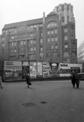 Magyarország, Budapest V., Deák Ferenc tér,  a felvétel az evangélikus templom előtt készült. Balra a Sütő utca, jobbra a Deák Ferenc utca., 1967, UVATERV, reklám, Camea, Állami Biztosító, Ofotért, Budapest, Fortepan #3953