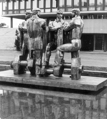 Hungary, Budapest XIII., Váci út - Róbert Károly körút sarok, Kiss István: Munkások című szobra., 1982, Angyalföldi Helytörténeti Gyűjtemény, Budapest, sculptural group, Fortepan #39543