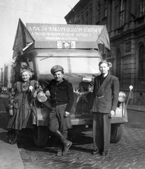 Magyarország, Budapest I., Fő utca a Clark Ádám tér felől nézve., 1954, Angyalföldi Helytörténeti Gyűjtemény, teherautó, vörös csillag, propaganda, jelmondat, Budapest, Fortepan #39550