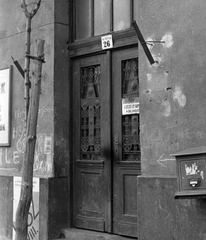 Magyarország, Budapest XIII., Szent László út (Mautner Sándor utca) 26., 1972, Angyalföldi Helytörténeti Gyűjtemény, kapu, postaláda, Budapest, zománctábla, Fortepan #39560