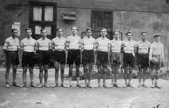 1920, Angyalföldi Helytörténeti Gyűjtemény, football, yard, tableau, soccer team, hands behind the back, sport jersey, striped dress, Fortepan #39568