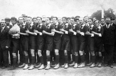 Magyarország, Jutagyári Torna Egylet labdarúgócsapata., 1931, Angyalföldi Helytörténeti Gyűjtemény, sport, labdarúgás, csoportkép, futballcsapat, focilabda, kart karba öltve, nagyság szerint, libasor, Fortepan #39577