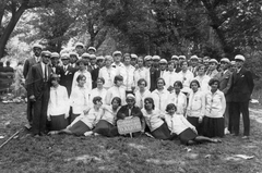 Hungary, Budapest XIII., a Kültelki Remény Dalkör vegyeskara a Népszigeten., 1930, Angyalföldi Helytörténeti Gyűjtemény, tableau, choir, Budapest, kneeling, hands behind the back, Fortepan #39597