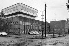 Magyarország, Budapest XIII., Rozsnyay utca - Lomb (Vágó Béla) utca sarok, Láng Művelődési Központ., 1978, Angyalföldi Helytörténeti Gyűjtemény, csehszlovák gyártmány, német gyártmány, utcakép, Skoda-márka, Wartburg-márka, esernyő, lámpaoszlop, középület, automobil, eső, Skoda 1000 MB, Budapest, Fortepan #39614