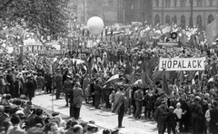 Hungary, Budapest XIV., Ötvenhatosok tere (Felvonulási tér) a Damjanich utcától a Dembinszky utca felé nézve. Május 1-i felvonulás., 1970, Angyalföldi Helytörténeti Gyűjtemény, Workers' Militia, march, 1st of May parade, board, Budapest, Fortepan #39627