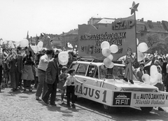 Magyarország, Budapest XIV., Ötvenhatosok tere (Felvonulási tér), május 1-i felvonulás, háttérben a Dózsa György út házai., 1975, Angyalföldi Helytörténeti Gyűjtemény, szovjet gyártmány, Lada-márka, politikai dekoráció, felvonulás, léggömb, május 1, vörös csillag, automobil, VAZ 2101, Budapest, pódiumautó, Fortepan #39631