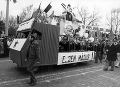 Magyarország, Budapest XIV., Ötvenhatosok tere (Felvonulási tér), május 1-i felvonulás., 1975, Angyalföldi Helytörténeti Gyűjtemény, felirat, teherautó, felvonulás, május 1, Budapest, pódiumautó, Fortepan #39633