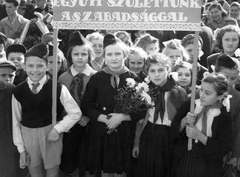 Magyarország, 1955, Angyalföldi Helytörténeti Gyűjtemény, nyakkendő, úttörő, felirat, csoportkép, mosoly, gyerekek, sapka, fiúk, lány, lányok, virág, Fortepan #39666