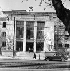 Magyarország, Budapest XIII., Váci út 184. Gheorgiu Dej Hajógyár igazgatóság épülete., 1954, Angyalföldi Helytörténeti Gyűjtemény, gyár, vörös csillag, hajógyártás, automobil, Budapest, Fortepan #39687