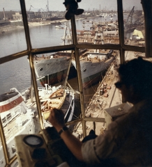 Magyarország, Budapest XIII., Újpesti-öböl, a Magyar Hajó- és Darugyár Angyalföldi Gyáregysége egy daru fülkéjéből nézve., 1966, Angyalföldi Helytörténeti Gyűjtemény, hajó, színes, daru, kilátás, hajógyártás, ipar, Budapest, Artsiz-hajó, Fortepan #39689