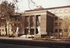 Magyarország, Budapest XIII., Váci út 184., Magyar Hajó- és Darugyár., 1963, Angyalföldi Helytörténeti Gyűjtemény, színes, szobor, gyár, szocreál, Budapest, sínpálya, Fortepan #39696