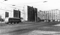 Magyarország, Budapest XIII., a Váci út - Róbert Károly körút kereszteződése, lakótelep a Váci út és az Esztergomi út között., 1973, Angyalföldi Helytörténeti Gyűjtemény, autóbusz, magyar gyártmány, lakótelep, utcakép, Ikarus-márka, Ikarus 55, kockakő, automobil, Volkswagen Bogár, Fiat 600, Budapest, Ikarus 180, Ikarus 66, Fortepan #39718