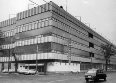 Magyarország, Budapest XIII., Szabolcs utca - Dózsa György út sarok, Spirál Autójavító Vállalat., 1983, Angyalföldi Helytörténeti Gyűjtemény, Trabant-márka, utcakép, Renault-márka, francia gyártmány, automobil, autójavítás, Renault 16, tábla, Budapest, Fortepan #39722