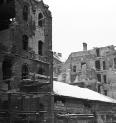 Magyarország, Budapest IX., Üllői út, az Örökimádás templom melletti bérház, háttérben a Bokréta utca romos épületei., 1956, Nagy Gyula, forradalom, Budapest, épületkár, Fortepan #39736