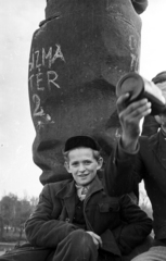 Hungary, Budapest XIV., Ötvenhatosok tere (Sztálin tér), a Sztálin szobor maradványa., 1956, Nagy Gyula, revolution, Joseph Stalin portrayal, Csizma square, Budapest, teenager, Fortepan #39749