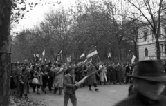 Magyarország, Budapest VI., Andrássy (Sztálin) út, jobbra a Munkácsy Mihály utca torkolata. 1956. október 25-e délután, &#34;véres-zászlós&#34, 1956, Nagy Gyula, forradalom, Budapest, Fortepan #39752