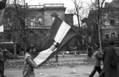 Magyarország, Budapest VI., Andrássy (Sztálin) út a Munkácsy Mihály utcai kereszteződésnél. 1956. október 25-e délután, "véres-zászlós" tüntetés., 1956, Nagy Gyula, zászló, forradalom, címer, Kossuth címer, Budapest, Fortepan #39753