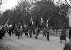 Magyarország, Budapest VI., Andrássy (Sztálin) út, jobbra a Munkácsy Mihály utca torkolata. 1956. október 25-e délután, &#34;véres-zászlós&#34, 1956, Nagy Gyula, zászló, forradalom, Budapest, Fortepan #39754