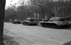 Magyarország, Budapest VI., Andrássy (Sztálin) út a Munkácsy Mihály utcai kereszteződésnél. 1956. október 25-e délután, "véres-zászlós" tüntetés., 1956, Nagy Gyula, forradalom, T-34 tank, toronyszám, PT-76 tank, ISZ-3 harckocsi, Budapest, Fortepan #39756