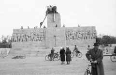 Magyarország, Budapest XIV., Ötvenhatosok tere (Sztálin tér), a Sztálin szobor maradványa., 1956, Nagy Gyula, forradalom, Sztálin ábrázolás, Csizma tér, Budapest, Fortepan #39760