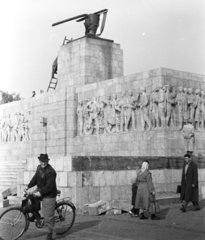 Magyarország, Budapest XIV., Ötvenhatosok tere (Sztálin tér), a Sztálin szobor maradványa., 1956, Nagy Gyula, forradalom, Sztálin ábrázolás, Csizma tér, Budapest, Fortepan #39761