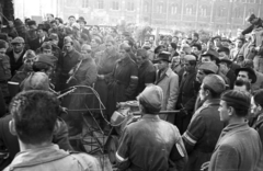 Magyarország, Budapest V., Kossuth Lajos tér déli oldala, metró építkezés területe., 1956, Nagy Gyula, forradalom, metróépítés, Budapest, tömeg, karszalag, ködvágó sapka, felkelő, Fortepan #39764