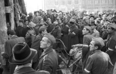 Magyarország, Budapest V., Kossuth Lajos tér déli oldala, metró építkezés területe., 1956, Nagy Gyula, forradalom, metróépítés, Budapest, tömeg, katona, karszalag, Fortepan #39765