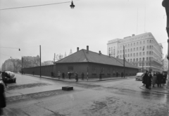 Magyarország, Budapest V., Bécsi utca - Deák Ferenc utca sarok., 1952, UVATERV, járókelő, utcakép, életkép, GAZ M20 Pobjeda, Tatra 600 Tatraplan, rendszám, rendőrdobogó, Budapest, Fortepan #3977