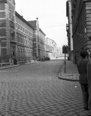 Magyarország, Budapest VIII., Bezerédj utca a Kiss József utcából a Luther utca felé nézve. Balra a mai Leövey Klára Közgazdasági Szakközépiskola és Szakiskola épülete., 1956, Nagy Gyula, forradalom, Budapest, Fortepan #39772