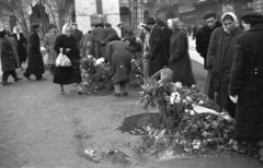 Magyarország, Budapest VIII., Harminckettesek tere., 1956, Nagy Gyula, forradalom, Budapest, virág, fejfa, Fortepan #39776