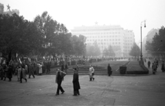 Magyarország, Budapest V., Szabadság tér, 1956. október 25-e délután, "véres-zászlós" tüntetés., 1956, Nagy Gyula, forradalom, Budapest, Fortepan #39781