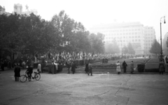 Magyarország, Budapest V., Szabadság tér, 1956. október 25-e délután, "véres-zászlós" tüntetés., 1956, Nagy Gyula, forradalom, Budapest, tandem kerékpár, Fortepan #39783